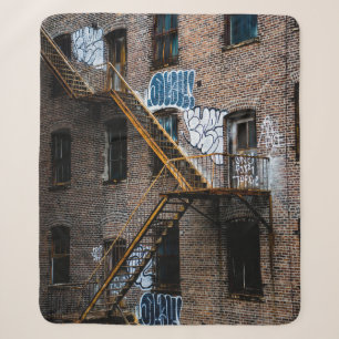 BROWBRICK-GEBÄUDE MIT GELBMETALLLADTER SHERPADECKE