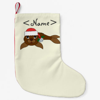 Brown-Baby-Siegel mit Weihnachtsmannmütze u. Kleiner Weihnachtsstrumpf