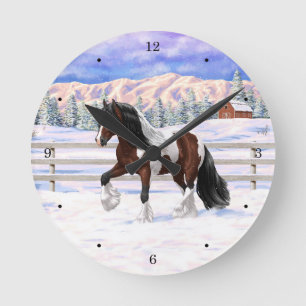 Brown Bay Pinto Gypsy Vanner Draft Horse In Snow Runde Wanduhr