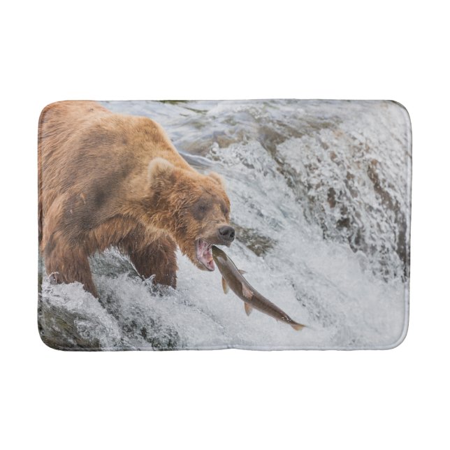 Brown Bear Catches Red Salmon Badematte (Vorderseite)