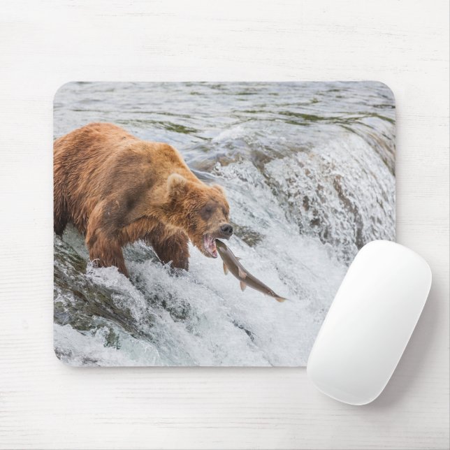 Brown Bear Catches Red Salmon Mousepad (Mit Mouse)