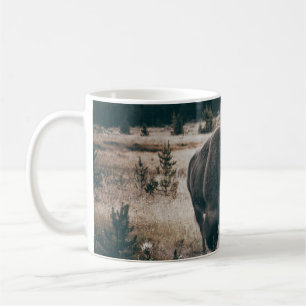BROWN BISON AUF BROWN GRASS FIELD WÄHREND DES TAGE KAFFEETASSE