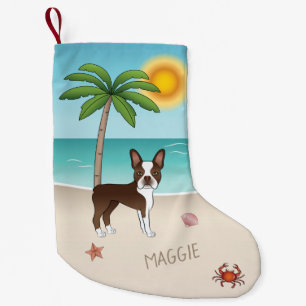 Brown Boston Terrier an einem tropischen Sommerstr Kleiner Weihnachtsstrumpf