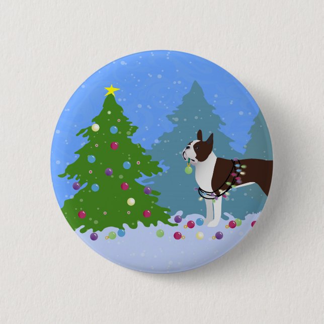 Brown Boston Terrier im Weihnachtswald Button (Vorderseite)