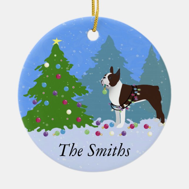 Brown Boston Terrier im Weihnachtswald Keramik Ornament (Vorne)