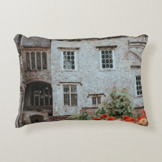 BROWN BRICKED HOUSE IN DER NÄHE VON ROTEN BLUME DEKOKISSEN