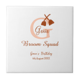 Brown broom Squad Geburtstagsname Pfirsichmonogram Fliese