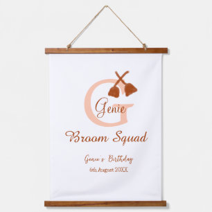 Brown broom Squad Geburtstagsname Pfirsichmonogram Wandteppich Mit Holzrahmen