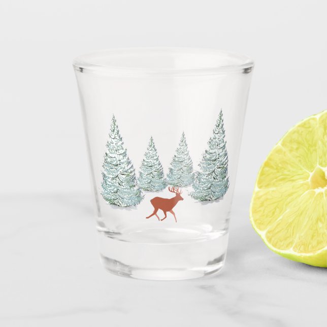 Brown Deer & Snowy Spruce Trees Schnapsglas (Vorderseite)