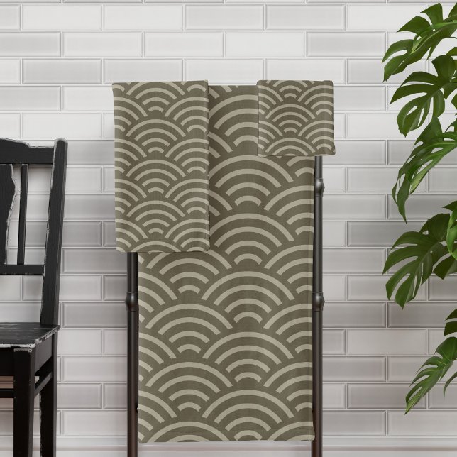 Brown Earth Tone Wave Muster japanischer Stil Badhandtuch Set (A modern take on the traditional Japanese Seigaiha wave pattern that will look fab in your bathroom)