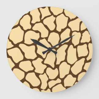 Brown Giraffe Pattern – Minimal Animal Print Große Wanduhr