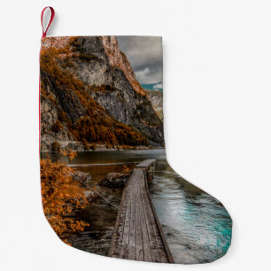 BROWN HOLZDOCK IN DER NÄHE DES BERGES WÄHREND DES  KLEINER WEIHNACHTSSTRUMPF