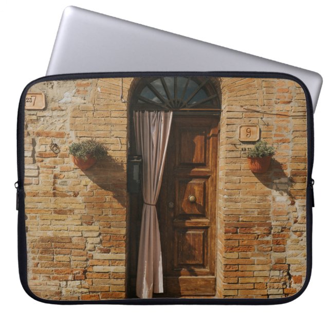 BROWN HOLZTÜR AUF BROWN BRICK WALL LAPTOPSCHUTZHÜLLE (Vorderseite)