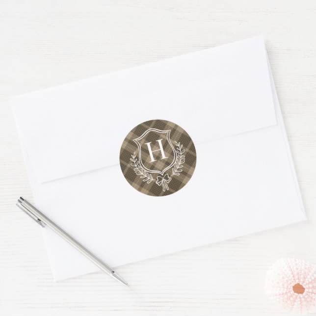 Brown Kariert Monogram Initial Christmas Runder Aufkleber (Umschlag)