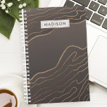 Brown Kupfer Moderne Abstrakt Agate Personalisiert Planer<br><div class="desc">Mit diesem modernen abstrakt agate personalisierten Planer in Braun und Kupfer verbessern Sie Ihre Planung. Dieser Planer ist perfekt für Frauen, die einzigartige und raffinierte Designs schätzen, und verbindet zeitgenössische Eleganz mit praktischer Funktionalität. Das elegante Agatmuster und die luxuriösen Kupferakzente tragen zu einer Touch der Verfeinerung bei. Personalisieren Sie es...</div>