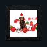Brown Labrador Dog Christmas w Geschenke Weihnacht Erinnerungskiste<br><div class="desc">Ein niedlicher Labrador Hund sitzend mit Weihnachtsschmuck und Geschenken mit Weihnachtsmannmütze. Ein perfekter Weg Weihnachten zu feiern!</div>