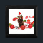 Brown Labrador Dog Christmas w Geschenke Weihnacht Erinnerungskiste<br><div class="desc">Ein niedlicher Labrador Hund sitzend mit Weihnachtsschmuck und Geschenken mit Weihnachtsmannmütze. Ein perfekter Weg Weihnachten zu feiern!</div>