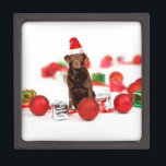 Brown Labrador Dog Christmas w Geschenke Weihnacht Schachtel<br><div class="desc">Ein niedlicher Labrador Hund sitzend mit Weihnachtsschmuck und Geschenken mit Weihnachtsmannmütze. Ein perfekter Weg Weihnachten zu feiern!</div>