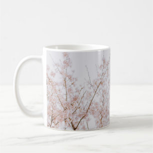 BROWN LEAFLESS BAUM UNTER WEISSER HAUT KAFFEETASSE