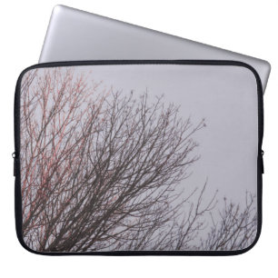 BROWN LEAFLESS BAUM UNTER WEISSER HAUT LAPTOPSCHUTZHÜLLE
