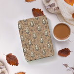 Brown Owl Illustriert Woodland Muster iPad Pro Cover<br><div class="desc">Dieses bezaubernde, braune Uhusmuster zeigt eine Vintag inspirierte Eule inmitten von erdgetönten Ästen und Blätter und schafft so eine rustikale und antike Atmosphäre. Dieses dekorative Uhusmotiv mit seinen zauberhaften, gelben Augen ist sorgfältig in einem sich wiederholenden Fliesenmuster angeordnet, sodass es je nach woll größer oder kleiner skaliert werden kann. Sie...</div>