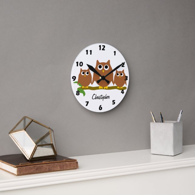Brown Owls Design Personalised Runde Wanduhr (Büro)