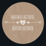 Brown Paper Inspiriert White Arrows Wedcker Runder Aufkleber<br><div class="desc">Ein Hochzeitsaufkleber im Freien,  der eine Abbildung eines Herzens zwischen zwei Pfeilen zeigt. Hintergrund ist braunes Papier inspiriert. Personalisieren Sie den Text mit Ihren Namen.</div>