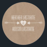 Brown Paper Inspiriert White Arrows Wedcker Runder Aufkleber<br><div class="desc">Ein Hochzeitsaufkleber im Freien,  der eine Abbildung eines Herzens zwischen zwei Pfeilen zeigt. Hintergrund ist braunes Papier inspiriert. Personalisieren Sie den Text mit Ihren Namen.</div>