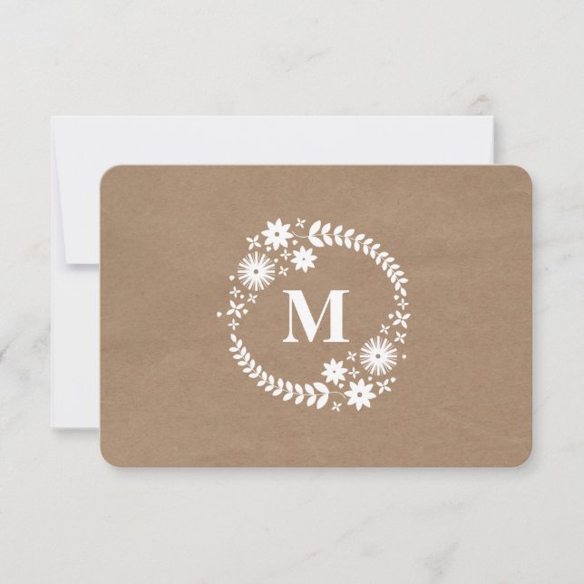 Brown Paper Inspiriert White Wreath Monogram RSVP Karte (Vorderseite)