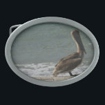 Brown Pelican am Strand Ovale Gürtelschnalle<br><div class="desc">Ein Foto eines braunen Pelikans,  das das Wasser und den Sand am Strand an einem sonnigen Tag auf einem Gürtelschnalle genießt</div>