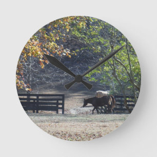 Brown-Pferd, das durch Zaun geht Runde Wanduhr