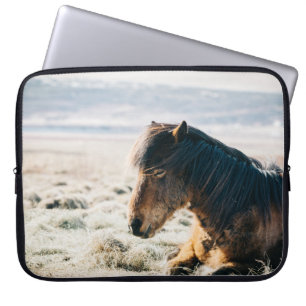 BROWN PFERDE AUF GRASS IN DER NÄHE DES STRANDES LAPTOPSCHUTZHÜLLE