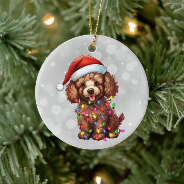 Brown Poodle in Weihnachts-Lichtern umwickelt Keramik Ornament (Baum)