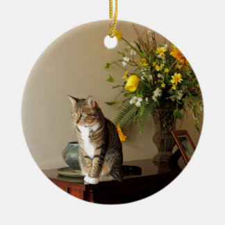 Brown schwarze Tabbykatze, die auf Klavier-Blumen Keramik Ornament