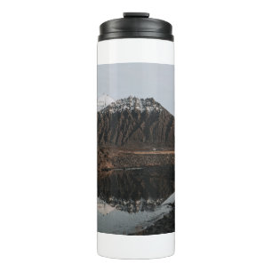 BROWN UND WEISSE BERGE IN DER NÄHE DES SEES WÄHR THERMOSBECHER