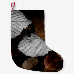 BROWN UND WEISSE BLÄTTER AUF DEM BODEN KLEINER WEIHNACHTSSTRUMPF