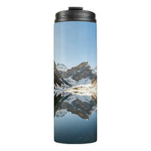 BROWN UND WEISSER BERG UNTER BLAUEM HIMMEL THERMOSBECHER