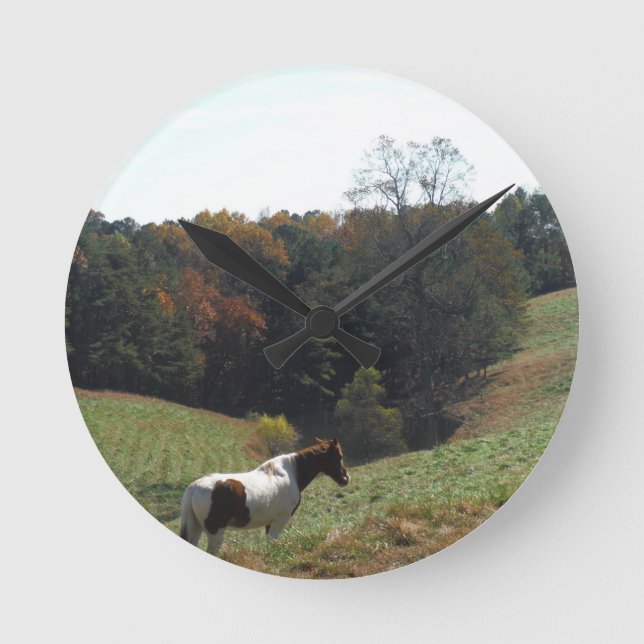 Brown und weißes Pferd in Herbstteich Runde Wanduhr (Vorderseite)