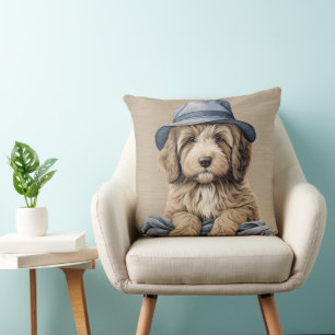 BROWN & WHITE SHAGGY HUND MIT BLAUEM HUT KISSEN