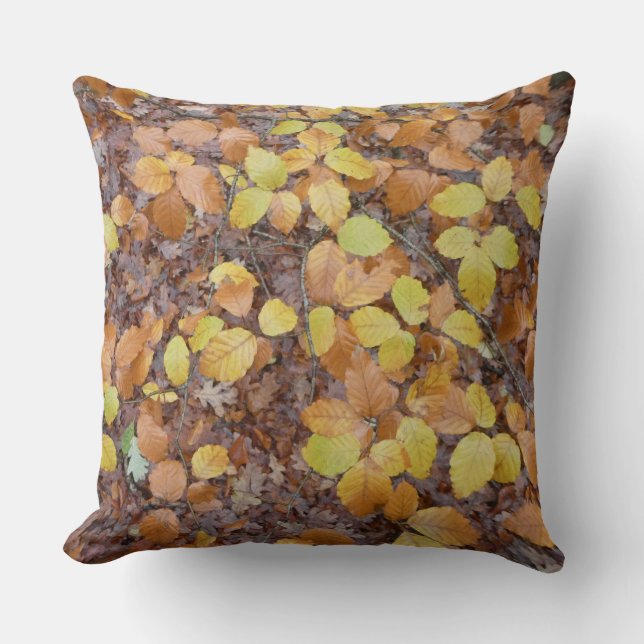 Brown Yellow Autumn Leaves Pattern Throw Pillow Kissen (Vorderseite)