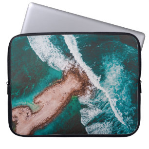 BROWNE INSEL UMGEBEN VON MEERESWASSER WÄHREND DES  LAPTOPSCHUTZHÜLLE