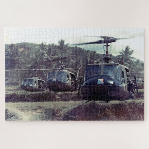 Bruce Crandall führt eine UH-1 Huey-Formationsflug Puzzle