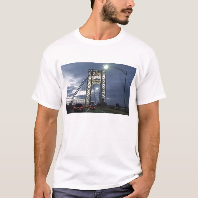 Brücke am Sonnenuntergang in New York T-Shirt (Vorderseite)