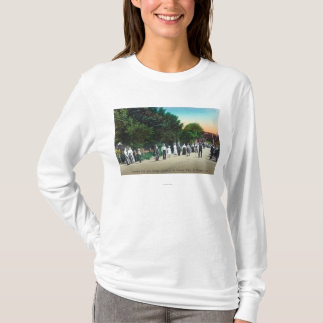 Brücke, die Landhaus EL Verano angrenzt T-Shirt (Vorderseite)