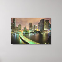 Brücke führt über die Wasserstraße ins Zentrum von