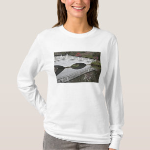 Brücke spiegelt sich im Teich, Magnolie T-Shirt
