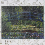 Brücke über den Wasserlilie Pond von Claude Monet<br><div class="desc">Bridge Over Wasserlilie Pond von Claude Monet ist ein Vintager Impressionismus, ein Kunstgemälde mit einer Fußbrücke, die über die Blume der Wasserlilie in einem Teich im Garten von Monet auf seiner Zuhause in Giverny, Frankreich überquert. Schöne Blume schwimmen im Wasser und weinende Weidenbäume liegen im Hintergrund. Claude Monet malt gerne...</div>