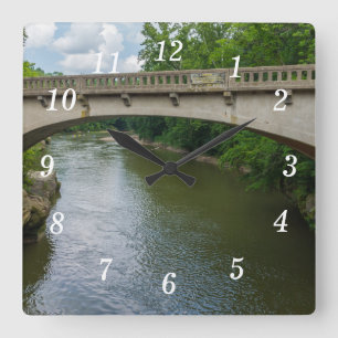 Brücke über die Wand des Zuckers Quadratische Wanduhr