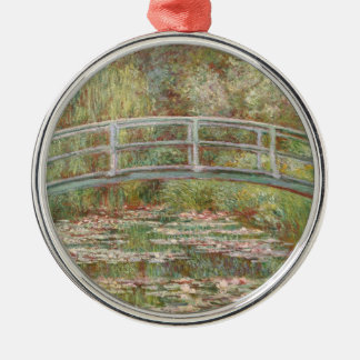 Brücke über einen Teich mit Seerosen Ornament Aus Metall