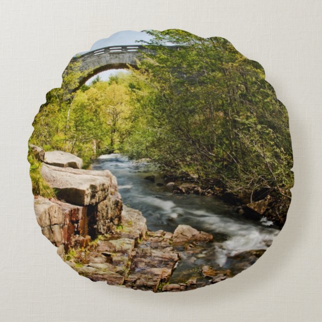 Brücke über Fluss Rundes Kissen (Vorderseite)